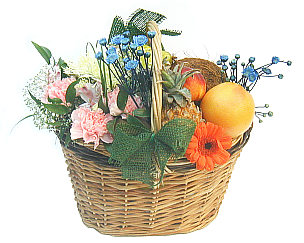 Veľký košík ovocia a kvetov
