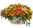Košík s oranžovými ružami
